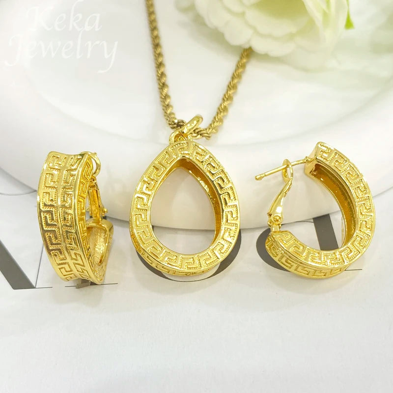 Parure Dorée Pendentif Rond Boucles Géométriques
